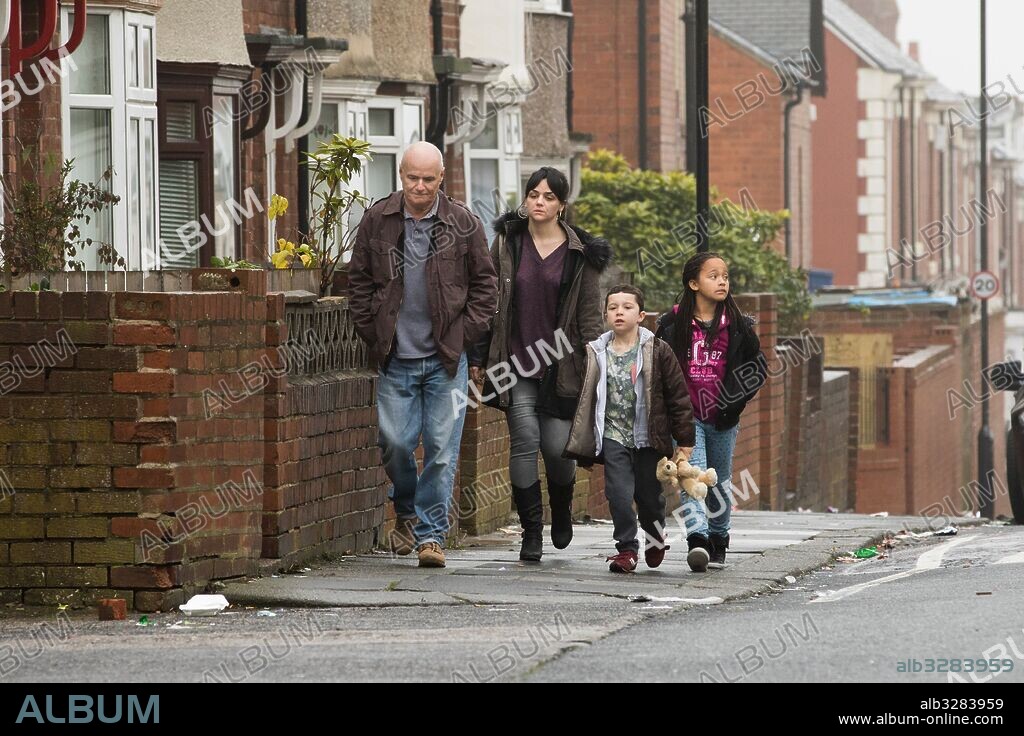 BRIANA SHANN, DAVE JOHNS, DYLAN MCKIERNAN y HAYLEY SQUIRES en YO, DANIEL BLAKE, 2016 (I, DANIEL BLAKE), dirigida por KEN LOACH. Copyright BBC/BFI/LES FILMS DU FLEUVE/SIXTEEN FILMS/WHY NOT PROD/WILD.