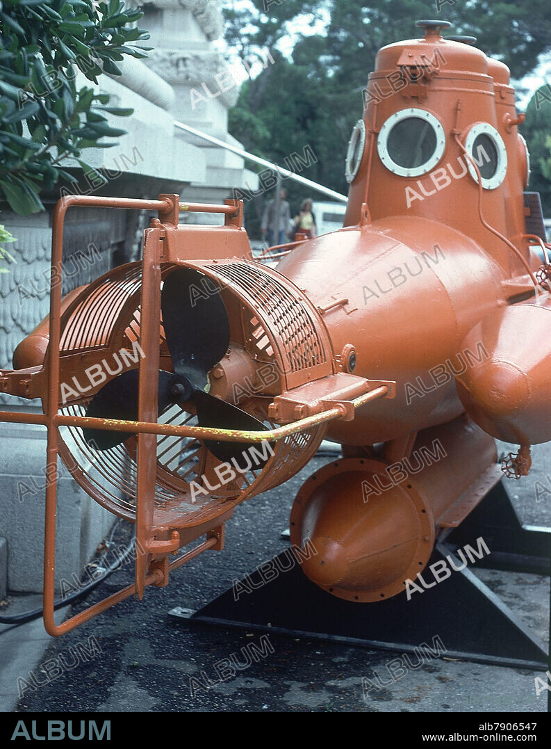 SUBMARINO BIPLAZA - VISTA DESDE LA POPA CON HELICE Y TIMON.