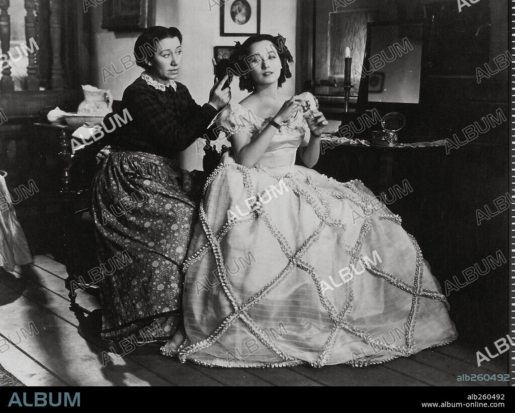 FLORA ROBSON and MERLE OBERON in WUTHERING HEIGHTS, 1939, directed by WILLIAM WYLER. Copyright UNITED ARTISTS.