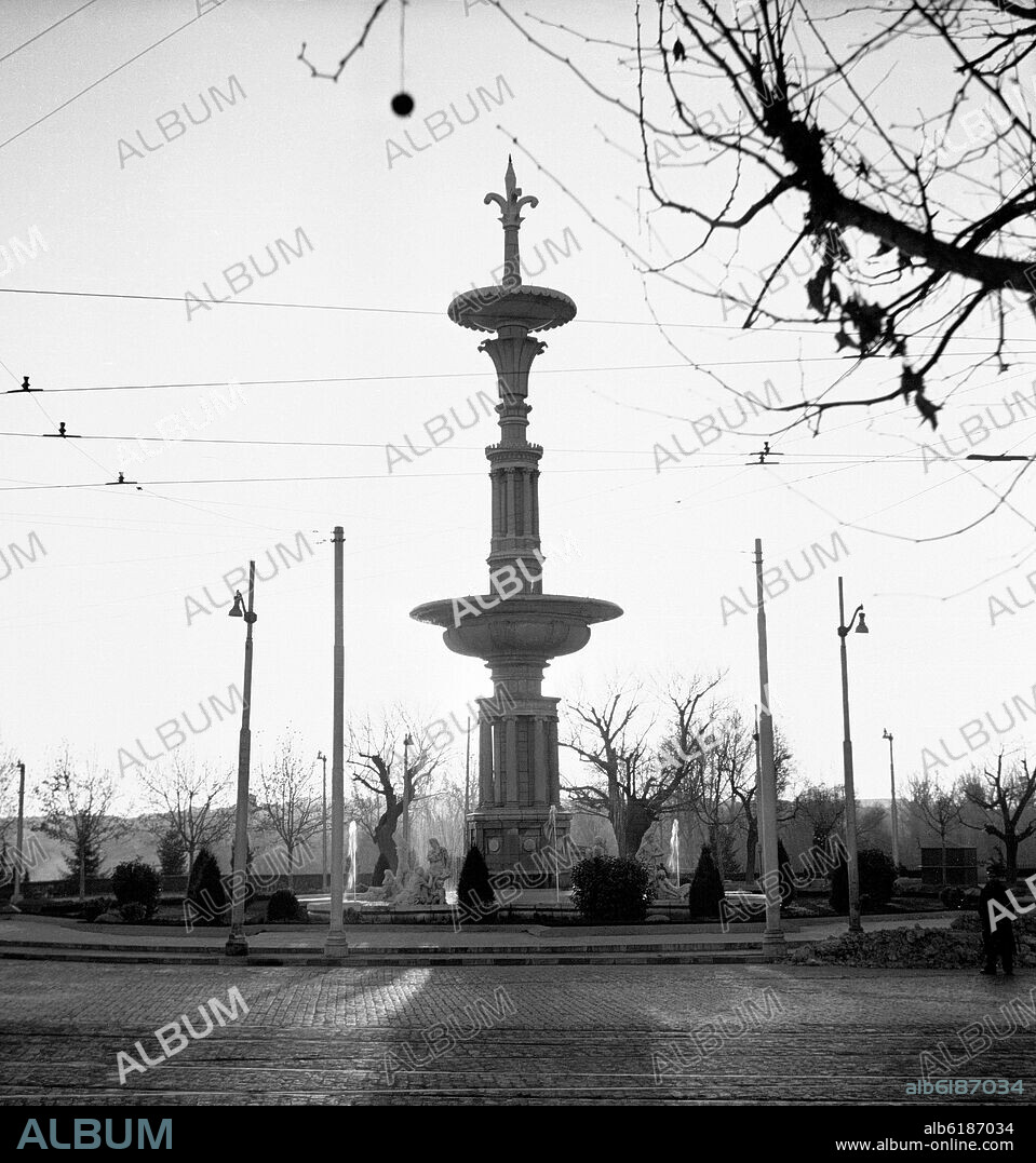 JUAN DE VILLANUEVA. FUENTE SITUADA FRENTE A LA ESTACION DEL NORTE - FOTOGRAFIA EN BLANCO Y NEGRO - AÑOS 50.