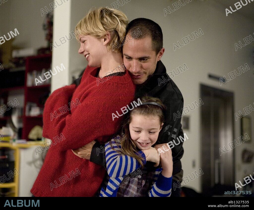 GAEL GARCIA BERNAL, MICHELLE WILLIAMS and SOPHIE NYWEIDE in MAMMOTH, 2009, directed by LUKAS MOODYSSON. Copyright MEMFIS FILM.
