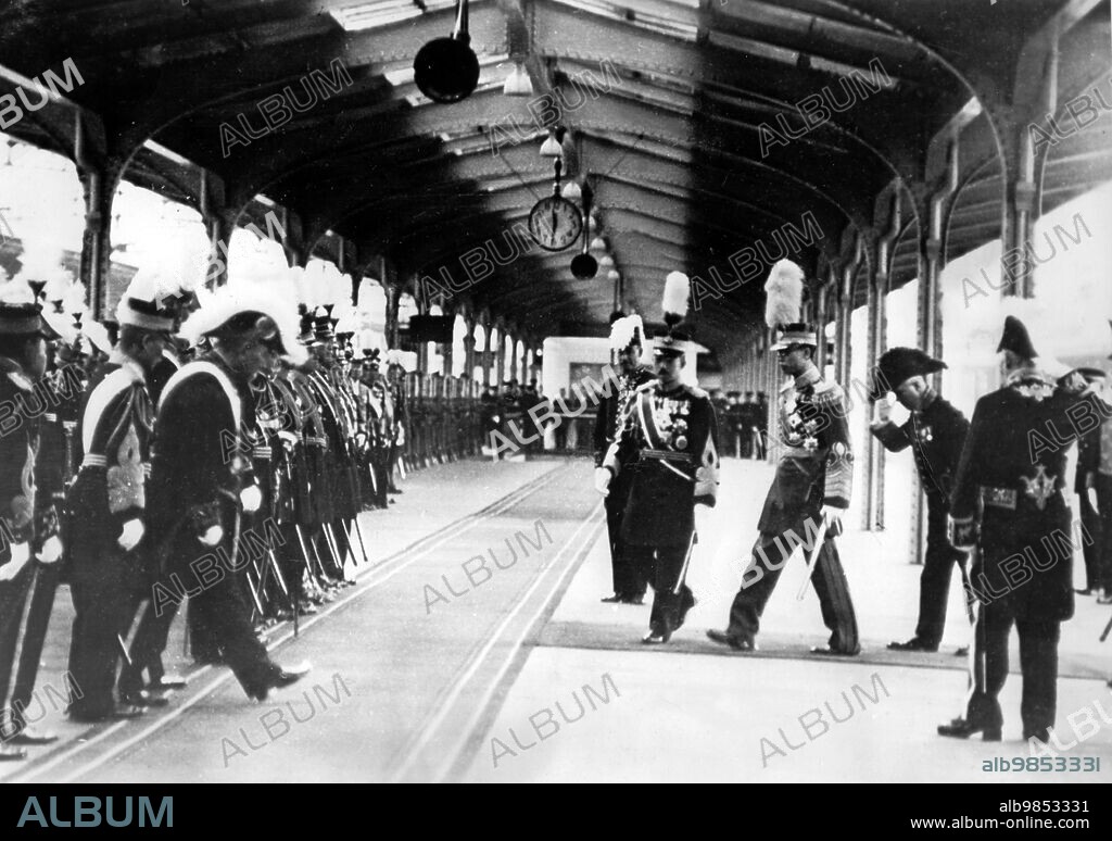 The Japanese Emperor Hirohito receives the Emperor of Manchukuo Puyi at the Tokyo railroad station. It is their first meeting. [automated translation].