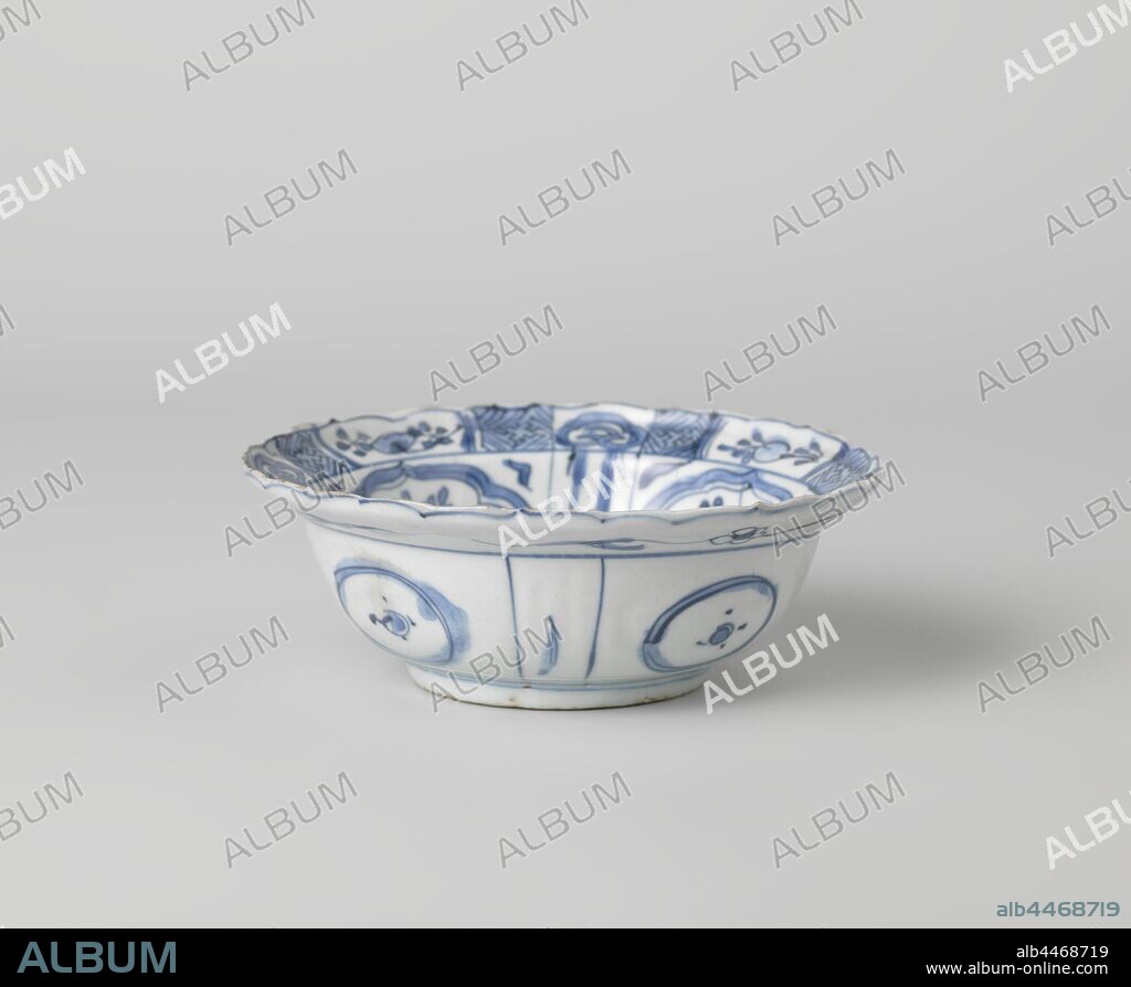 Folding hat bowl with flowering plants, Folding hat bowl of porcelain with a scalloped edge, painted in underglaze blue. Flowering plants (chrysanthemum) at the bottom near a rock with clouds above. The inner wall is divided into four broad compartments with a peach or flower branch in a scalloped cartouche, in between four narrow compartments with bows. The inner edge with the same cartouches on napkin work, the narrow pockets with a ruyi motif. The outer edge with three flower vines, the outer wall with four medallions with dots and four narrow compartments. A few chips in the edge. Crack porcelain in blue and white., anonymous, China, c. 1600 - c. 1624, Ming-dynasty (1368-1644) / Wanli-period (1573-1619) / Tianqi-period (1621-1627), porcelain (material), glaze, cobalt (mineral), vitrification, h 5 cm d 14.1 cm d 6.7 cm.