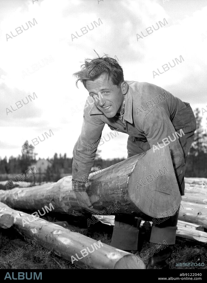 Tørberget in Vestre Trysil 1956-06-16. At home on the new farm to skier Hallgeir Brenden and fiancé Ella Kjernet whom he will marry on St. Hans Eve. When he does not work in the forest, he takes a rental for other farmers to obtain cash. Photo: Current / NTB.