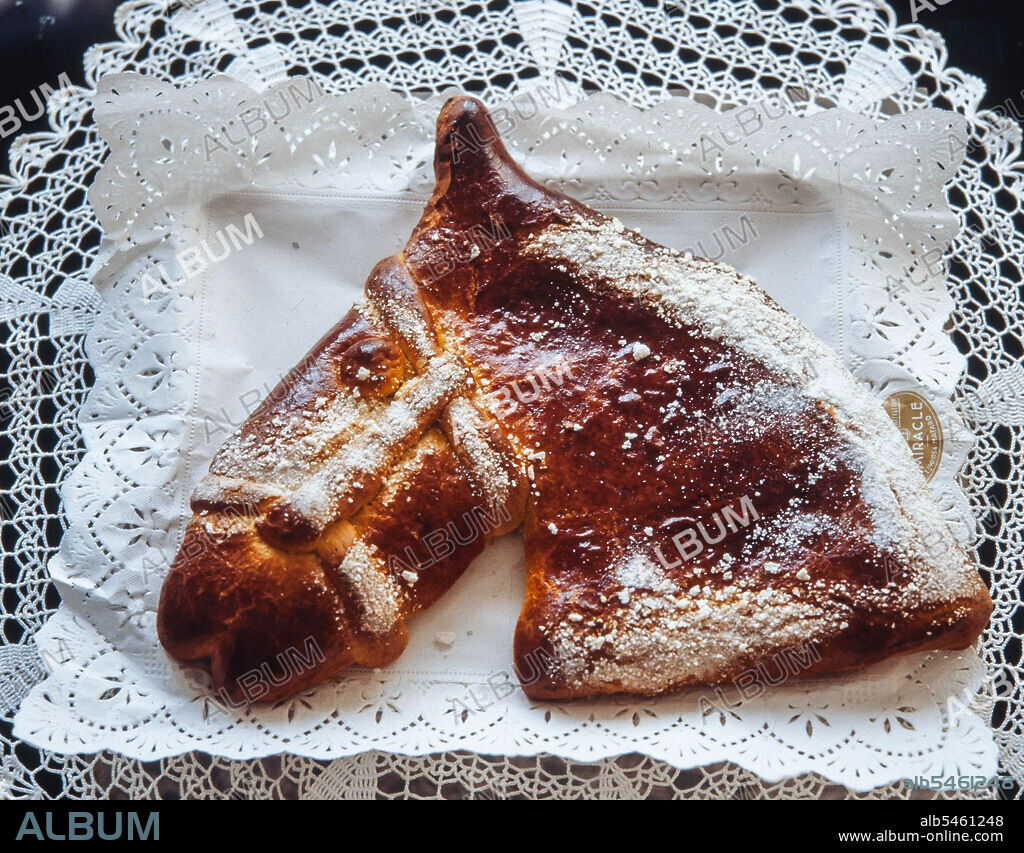 Roscón de Sant Antoni con forma de caballo y hecho de pasta de bollo y que siempre va rellenado de mazapán. Se consume el día 17 de enero, fiesta de San Antonio Abad.