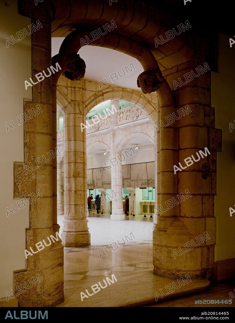 INTERIOR-ARCO QUE DA ENTRADA AL PATIO CENTRAL CUBIERTO.