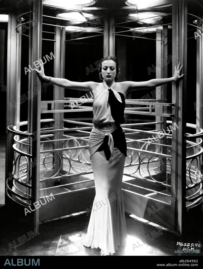 JOAN CRAWFORD dans LETTY LYNTON, 1932, réalisé par CLARENCE BROWN. Copyright M.G.M. Custome by Adrian.