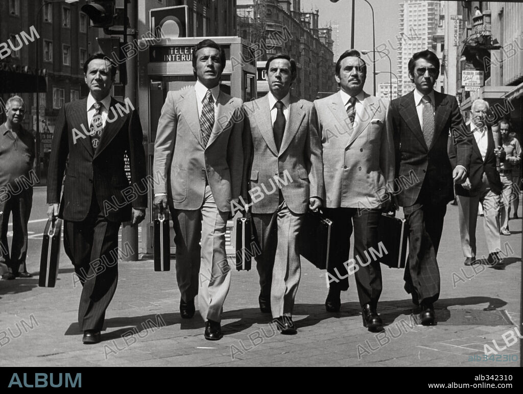 LOS NUEVOS ESPAÑOLES, 1974, dirigida por ROBERTO BODEGAS. Copyright AGAT FILMS Y CIA.