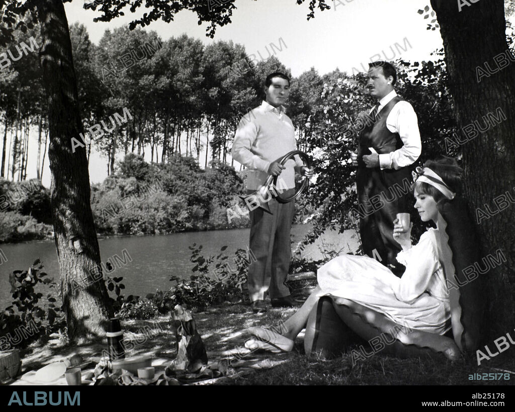 ANNA KARINA, JEAN POIRET and MICHEL SERRAULT in THREE FABLES OF LOVE, 1962 (LES QUATRE VERITES), directed by LUIS GARCIA BERLANGA. Copyright MADELEINE FILMS.