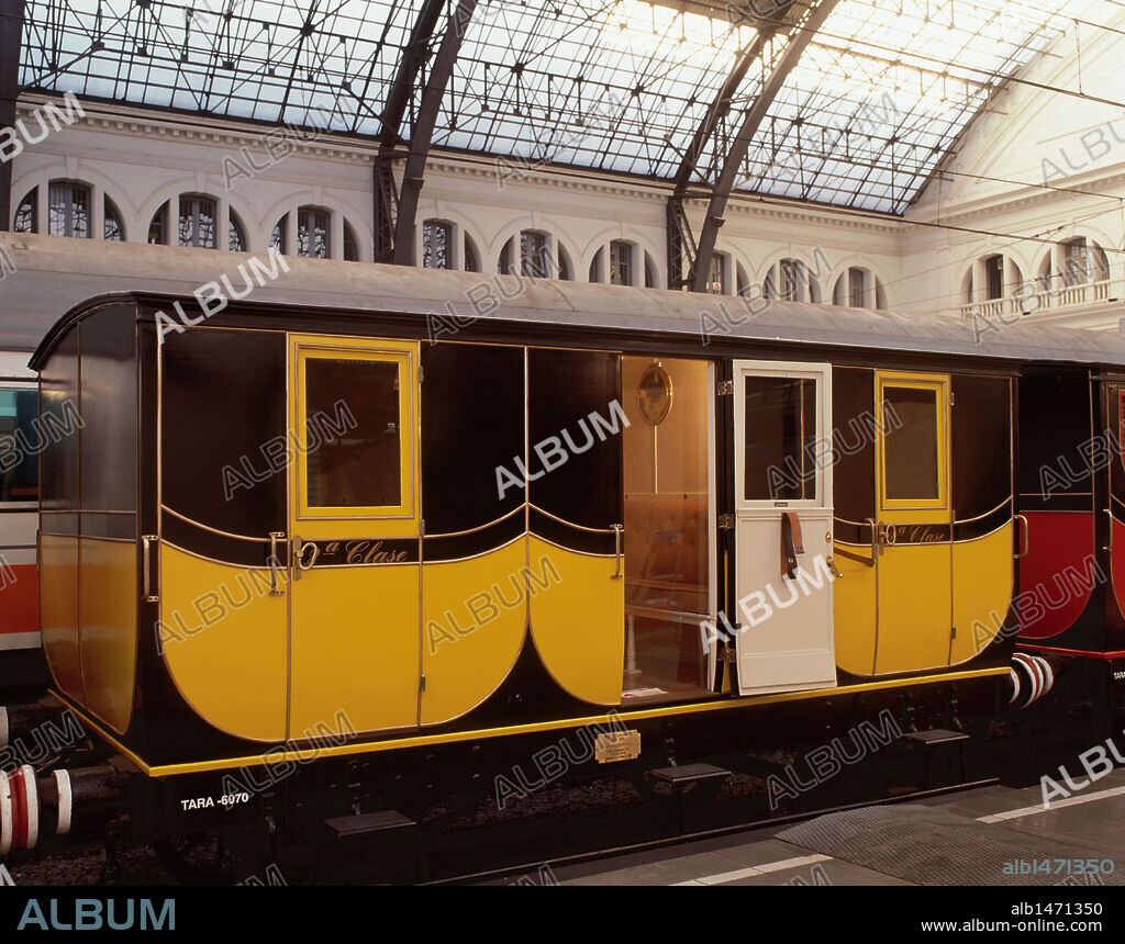 FERROCARRIL "BARCELONA-MATARO" (1848). Construido para los actos conmemorativos de los 100 años de ferrocarril en 1948. La máquina es una réplica casi exacta de la que el 28-10-1848 inauguró la línea Barcelona-Mataró. VAGON DE 2º CLASE. Exposición "150 años de ferrocarril en España" en la Estación de Francia de Barcelona (1998-1999) .