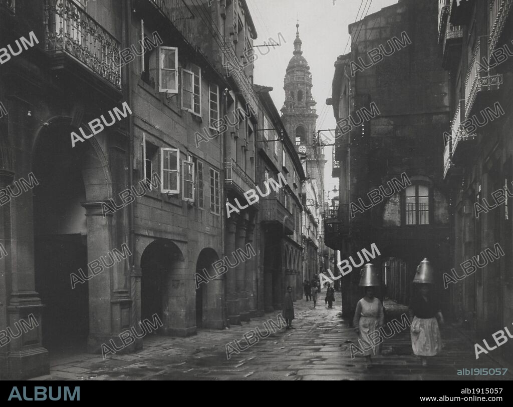 España. Rua del Villar, en Santiago de Compostela (Coruña). Años 1950.