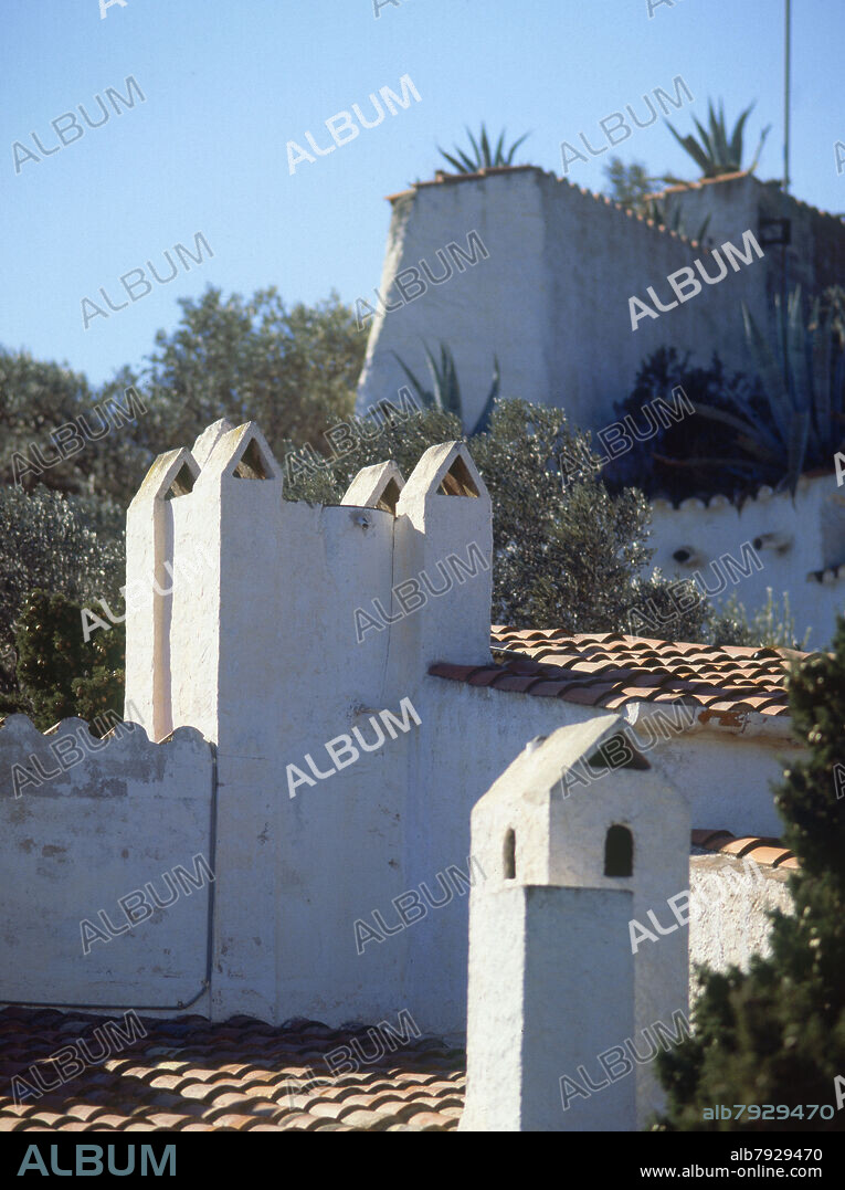 CASA DALI-DETALLE DE TEJADOS Y CHIMENEAS.