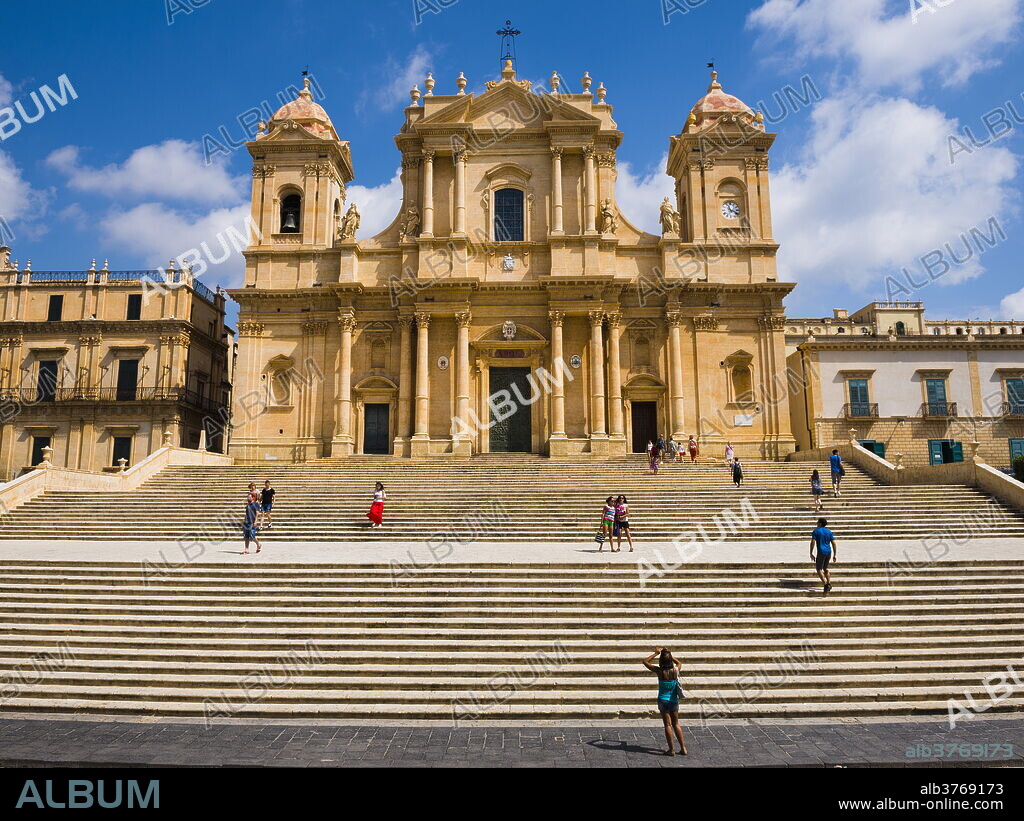 Tourists at Duomo (Noto Cathedral) (St. Nicholas Cathedral), Noto, Val di Noto, UNESCO World Heritage Site, Sicily, Italy, Europe.