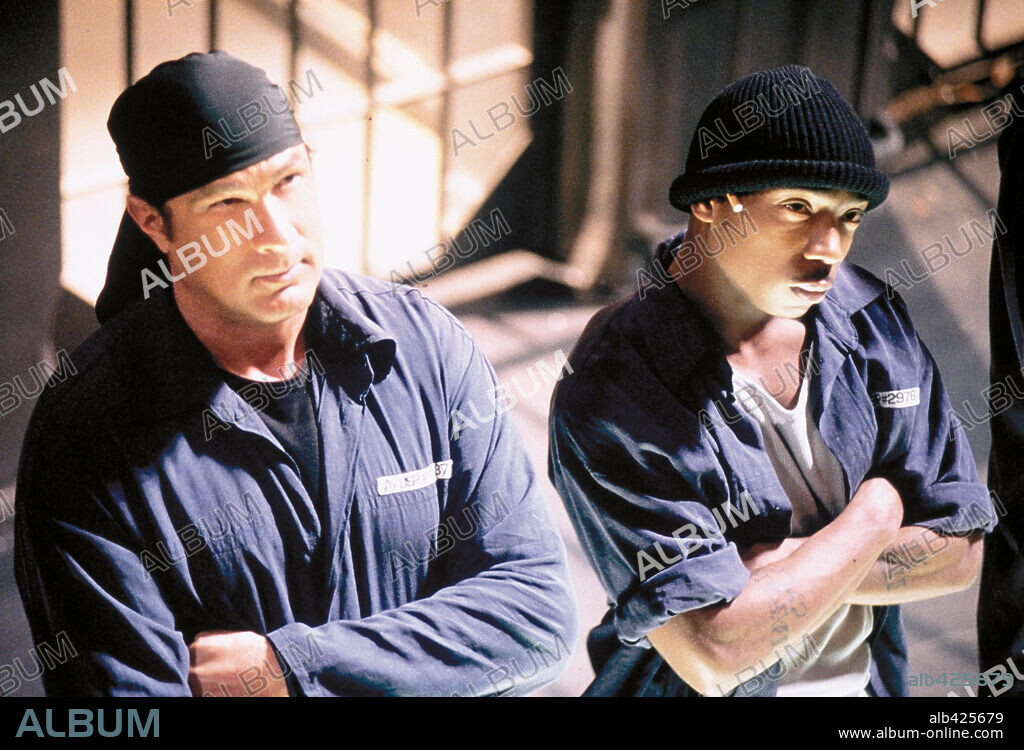 JA RULE y STEVEN SEAGAL en AL FILO DE LA MUERTE, 2002 (HALF PAST DEAD), dirigida por DON MICHAEL PAUL. Copyright SCREEN GEMS / PFEIFFER, JOAQUIN.