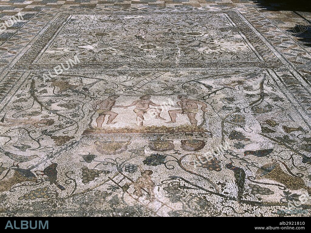 ARTE ROMANO. ESPAÑA. "MOSAICO DE LA VENDIMIA" (siglo I d. C.). Detalle de tres hombres pisando uva en un lagar para elaborar mosto. Casa del Anfiteatro. MERIDA. Provincia de Badajoz. Extremadura.