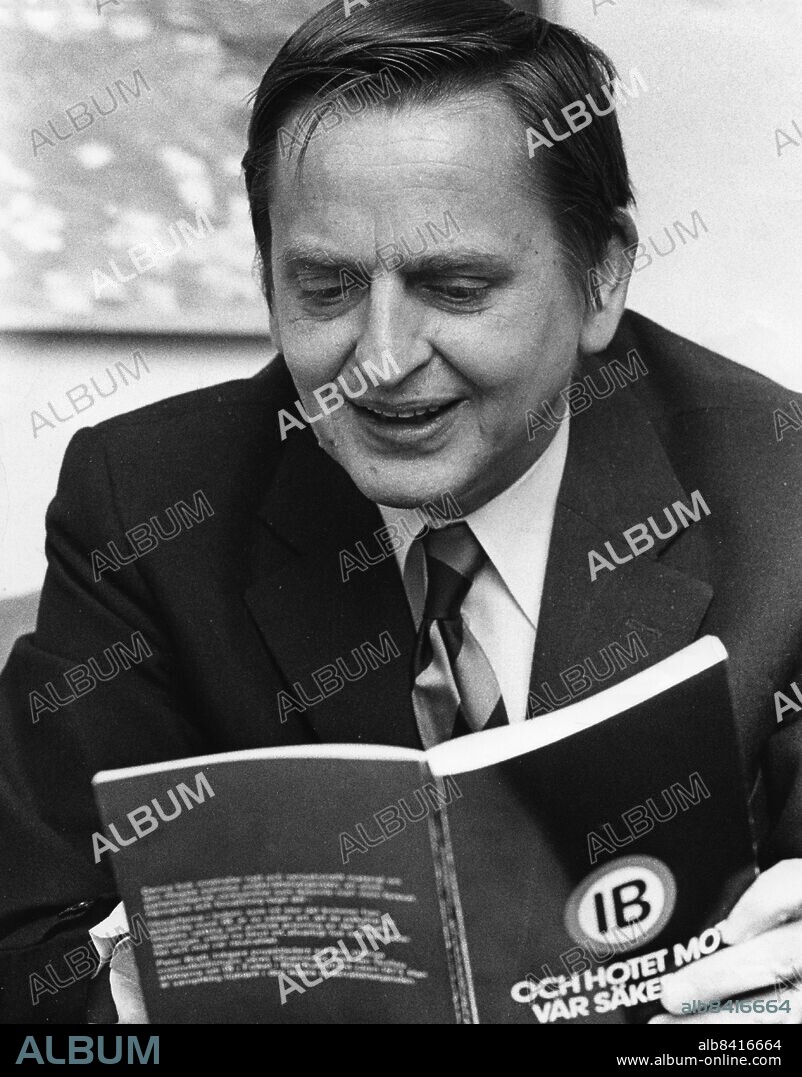 STOCKHOLM 197311. Olof Palme läser Peter Bratts bok "IB och hotet mot vår säkerhet".. Informationsbyrån (IB) var en svensk underrättelseorganisation inom försvaret som bland annat hade till syfte att samla information om kommunister och andra personer som kunde vara säkerhetsrisker. Avslöjandet av IB:s verksamhet kom att kallas IB-affären. Foto: Åke Malmström / DN / TT / Kod: 37 . ** SVD OUT **.