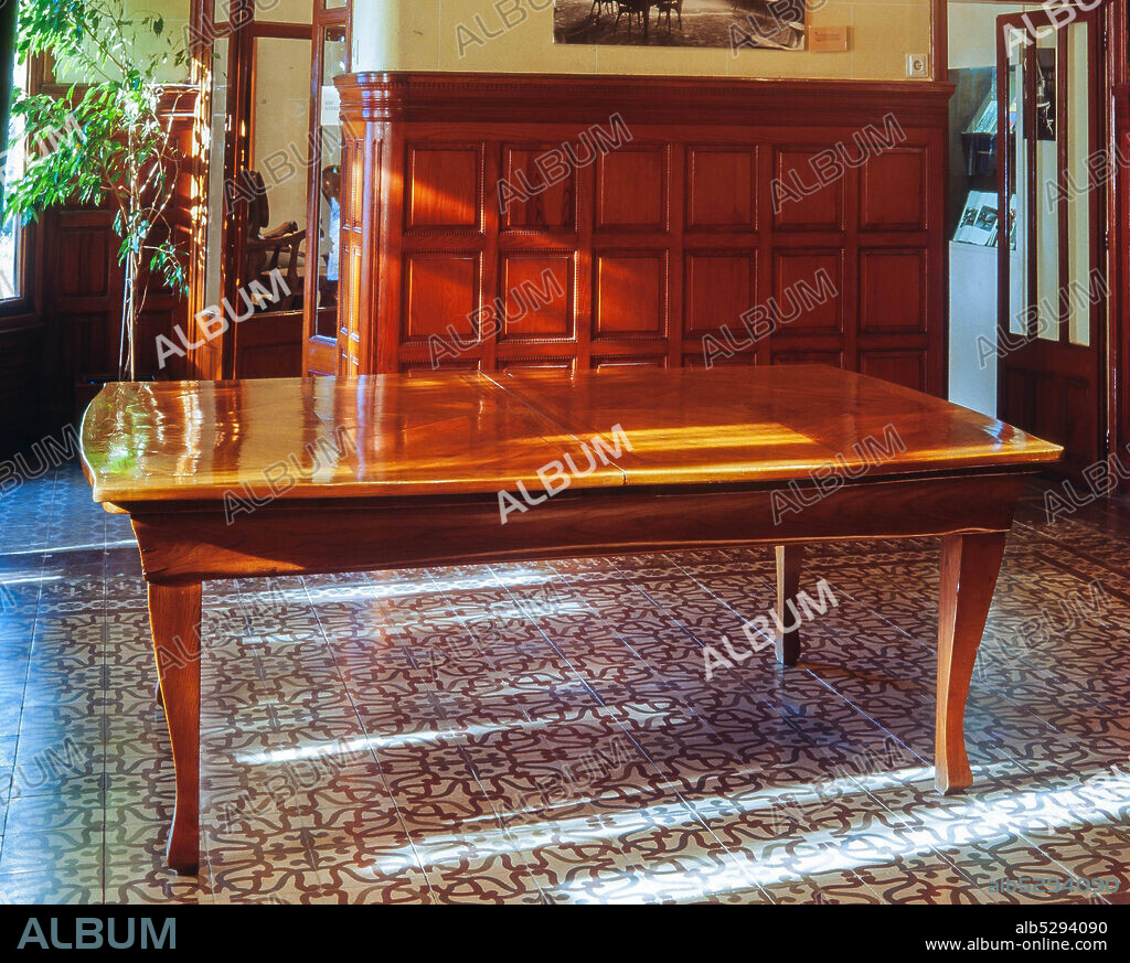 ANTONI GAUDÍ. Mesa de comedor de la Casa Batlló, diseñada por Antoni Gaudí. Hacia 1904-1906, Madera de fresno tallada.