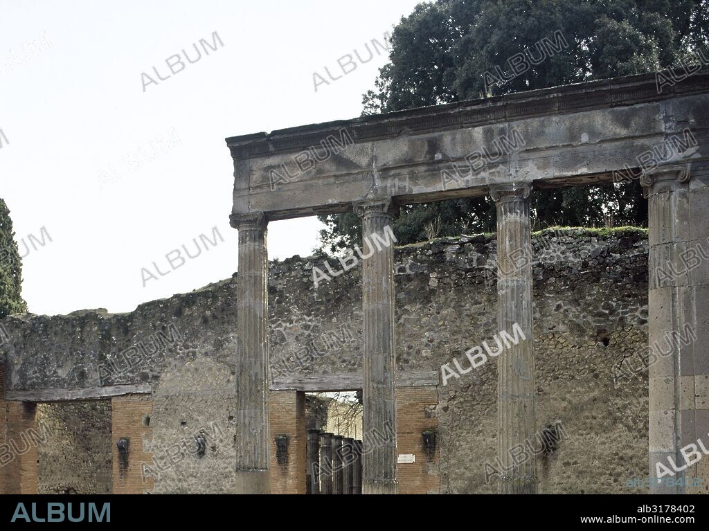 FORO TRIANGULAR. Detalle de la columnata jónica de los propileos, entrada monumental a la peculiar plaza con forma de triángulo. Fue el primer núcleo de la ciudad, fechado en época samnita. POMPEYA. La Campania. Italia.