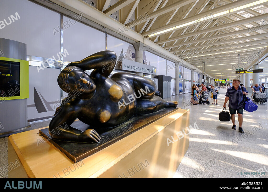 Mujer Recostada, 1992, obra de Fernando Botero, aeropuerto internacional Son Sant Joan, Palma, Mallorca, balearic islands, spain, europe.