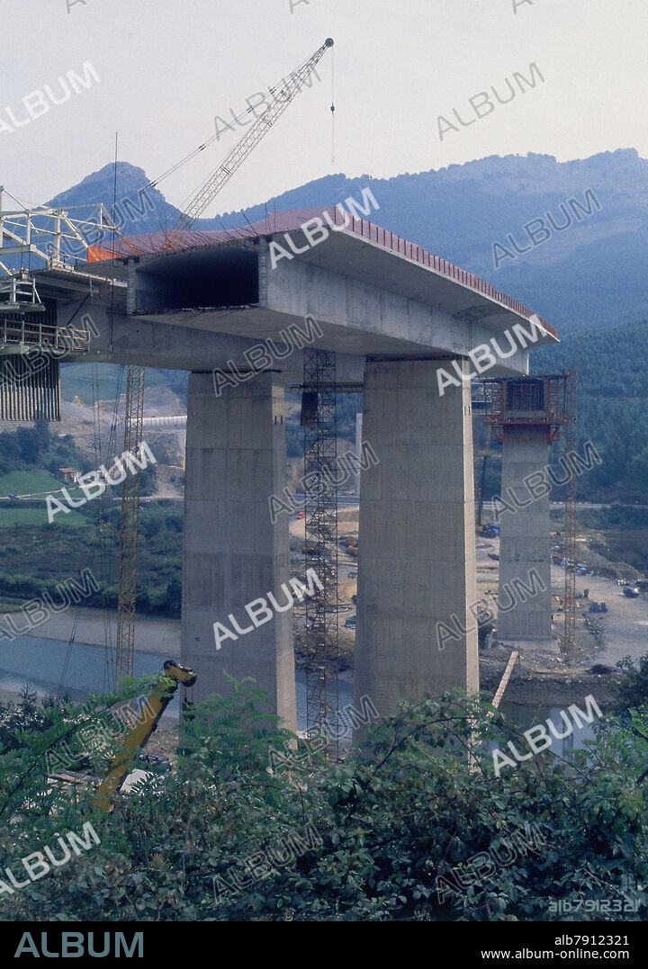 AUTOPISTA DEL CANTABRICO A-8 EN CANTABRIA OBRAS DE CONSTRUCCION DE UN PUENTE SOBRE EL RIO AGÜERA - FOTO AÑOS 90.