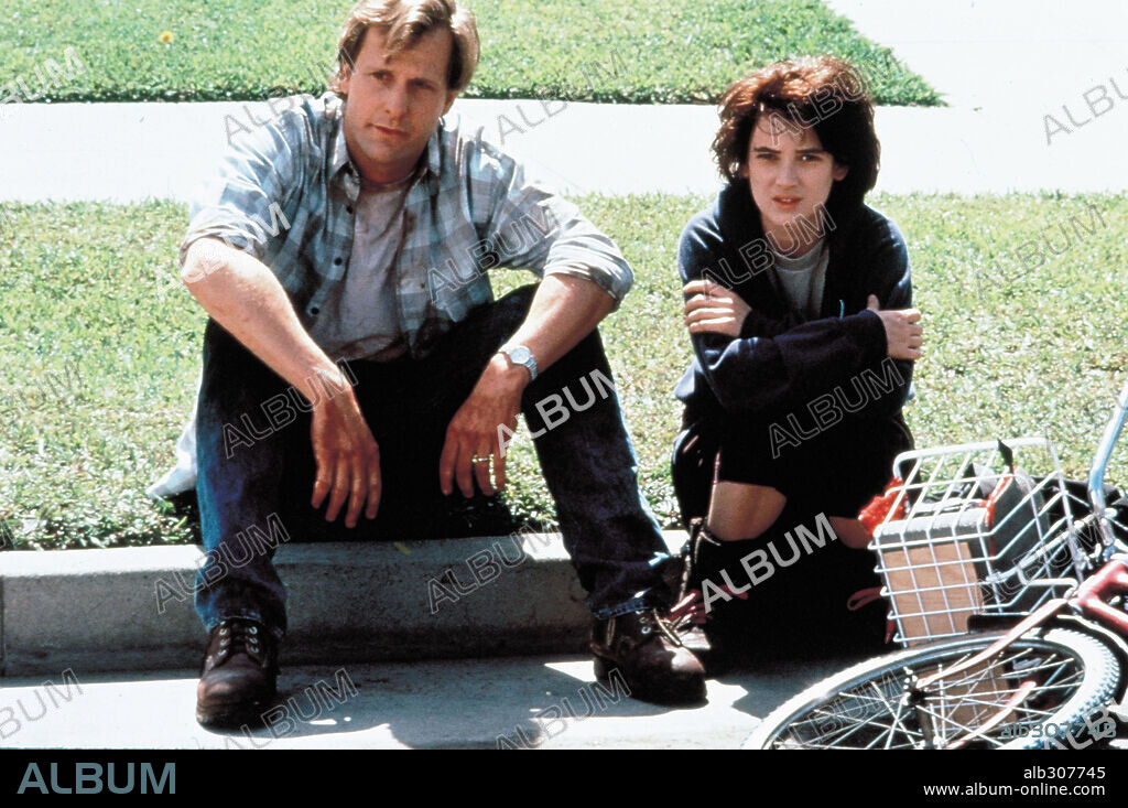 JEFF DANIELS y WINONA RYDER en AQUÍ TE PILLO, AQUÍ TE MATO, 1990 (WELCOME HOME ROXY CARMICHAEL), dirigida por JIM ABRAHAMS. Copyright PARAMOUNT PICTURES.