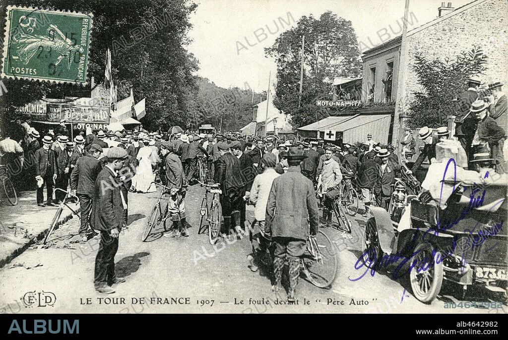 'Le Tour de France 1907 : la foule devant le 'Pere Auto''. Photographie anonyme pour une carte postale de 1907. Credit : IM/KHARBINE-TAPABOR.