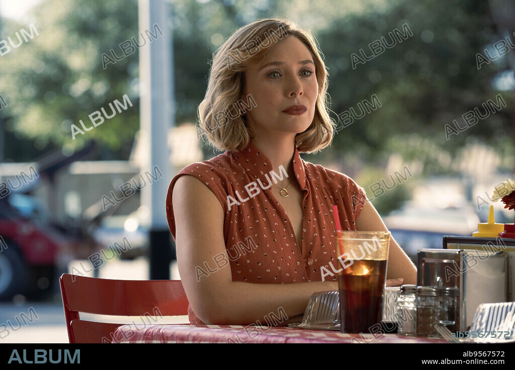 ELIZABETH OLSEN in LOVE & DEATH, 2023, directed by LESLIE LINKA GLATTER. Copyright LIONSGATE TELEVISION.
