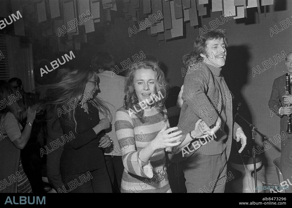 Göteborg april 1971. Fest på Key Club på Norra Hamngatan 22 - Sven Wollter är uppe på dansgolvet. Musiken svarade bl.a. Gunnar "Silja-Bloo" Nilsson för.. Foto: Bror Augustsson / Kamerareportage *** Local Caption *** . BROR AUGUSTSSON.