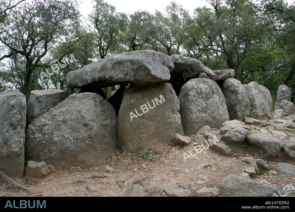 ARTE PREHISTORICO. MEGALITISMO. ESPAÑA. SEPULCRO MEGALITICO de la "COVA D'EN DAINA", datado en el 2000 a. C. ROMANYA DE LA SELVA. Provincia de Girona. Comarca del Baix Empordà. Cataluña.