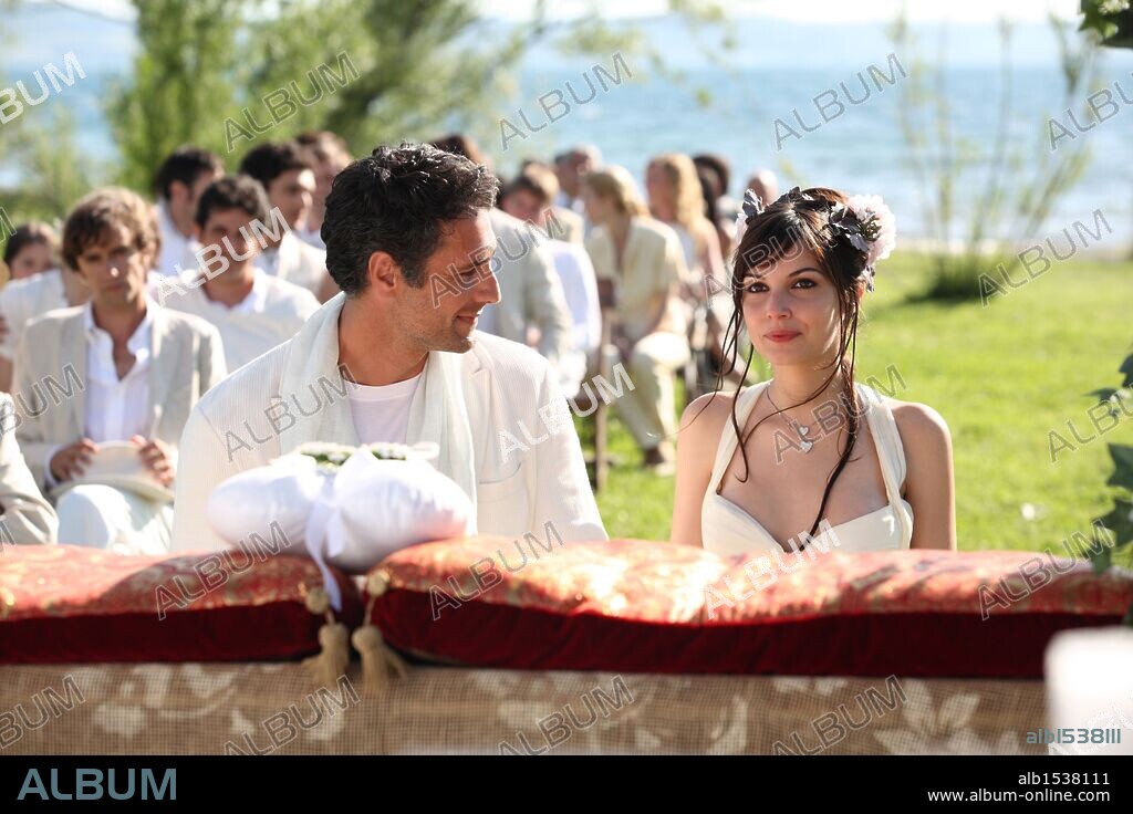 MICHELA QUATTROCIOCCHE and RAOUL BOVA in SCUSA MA TI VOGLIO SPOSARE, 2010, directed by FEDERICO MOCCIA. Copyright MEDUSA FILM/ARELLA FILM.
