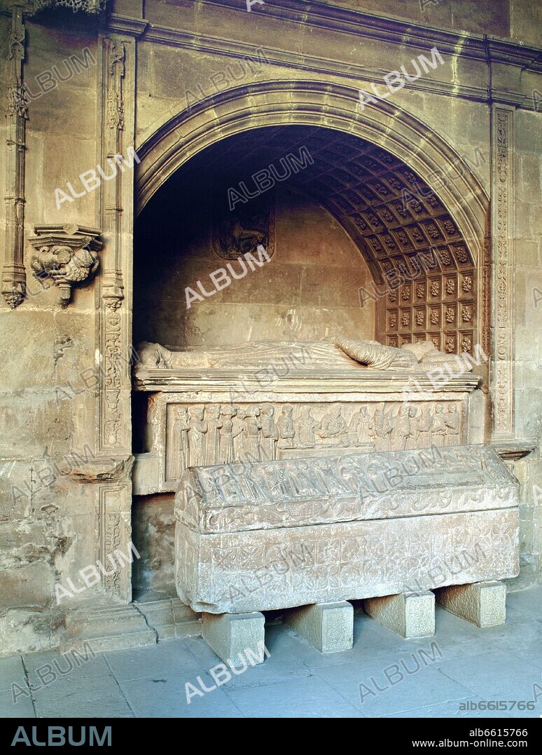 MAUSOLEO DE DIEGO LOPEZ DE HARO EN EL CLAUSTRO DEL MONASTERIO DE SANTA MARIA LA REAL DE NAJERA - URNAS ROMANICAS Y ARCO RENACENTISTA -.