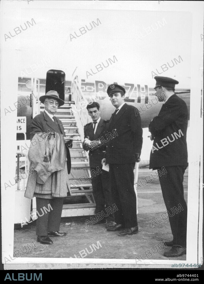 1959. El periodista y colaborador de Abc, Gregorio Corrochano antes de subir al Avión con destino Argelia.