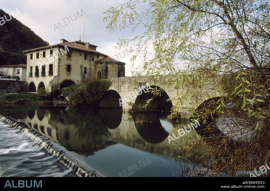 Villava, Ermita de la Trinidad de Arre y puente sobre el río Ultzama, Camino de Santiago.