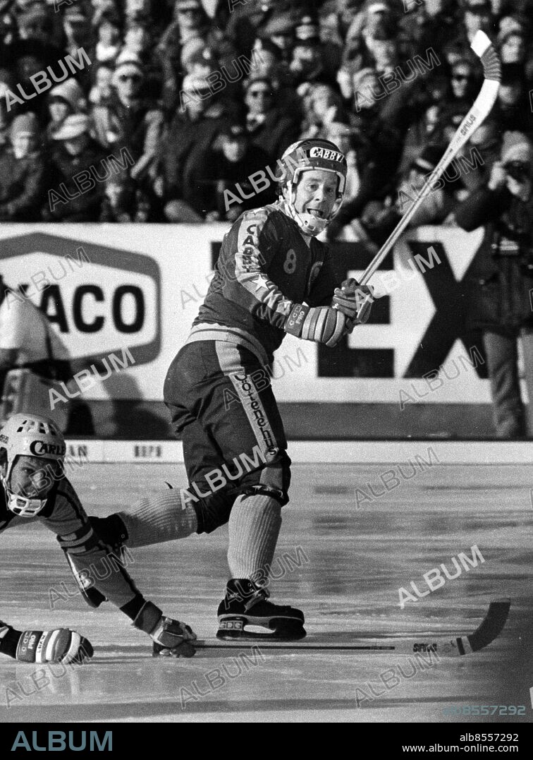 STOCKHOLM 1979-03-18. Boltics Bernt "Bempa" Ericsson slår iväg bollen framför Brobergs Leif Wasberg, i sin sista match i karriären under SM-finalen i bandy mellan IF Boltic och Brobergs IF på Söderstadion i Stockholm 18:e mars 1979. Boltic vann finalen med 7-4 efter att ha lägat under med 1-3 i halvtid. Foto: Kent Östlund / SvD / SCANPIX / Kod: 11014.