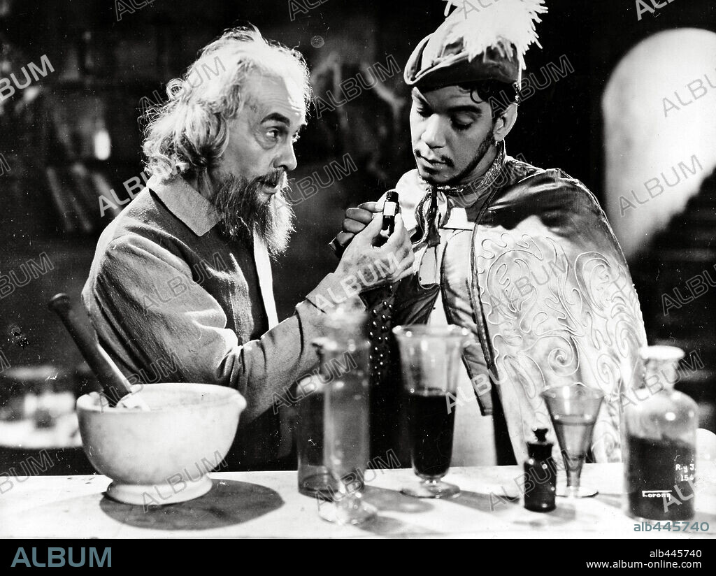 CANTINFLAS in ROMEO AND JULIET, 1943 (ROMEO Y JULIETA), directed by MIGUEL M. DELGADO. Copyright POSA FILMS, S.A.
