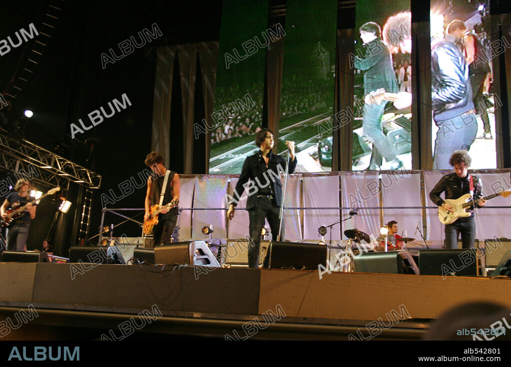 Aug 14, 2004; New York, NY, USA; JULIAN CASABLANCAS (vocals) and ALBERT HAMMOND JR (guitar) of the STROKES perform at Little Stevens International Garage Rock Festival at Randall's Island. Mandatory Credit: Photo by Aviv Small / ZUMA Press. (©) Copyright 2004 by Aviv Small. 14/08/2004
