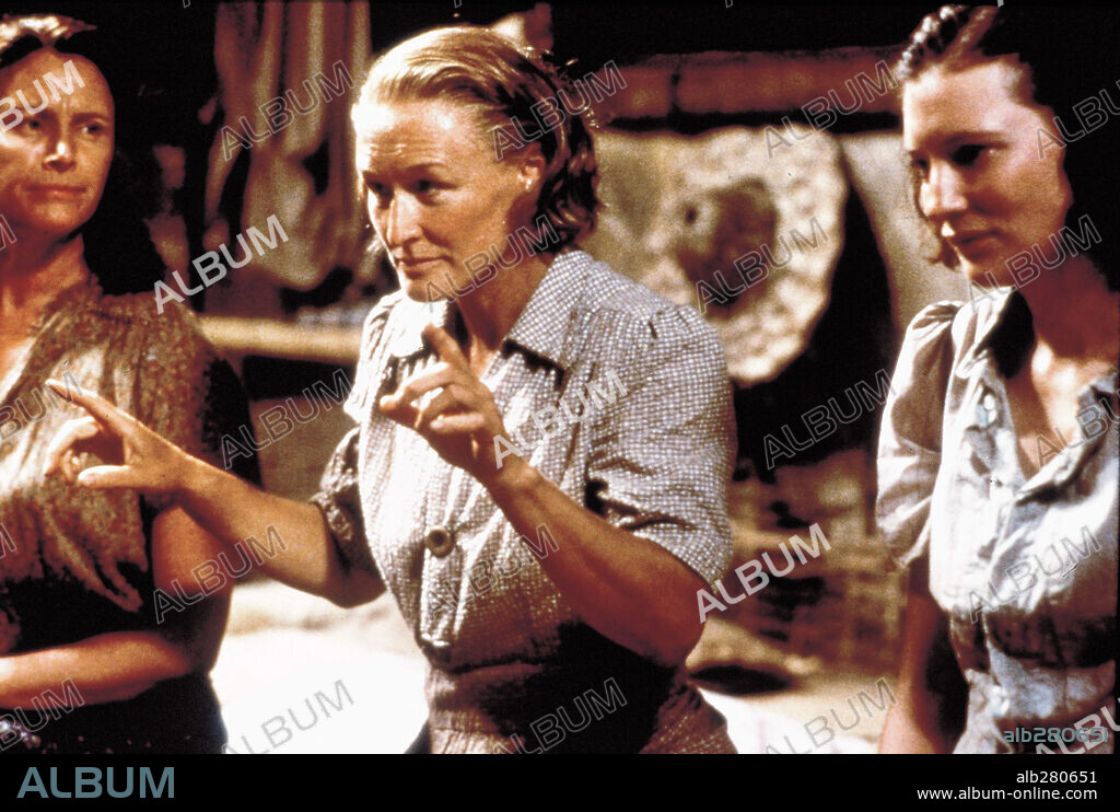 CATE BLANCHETT und GLENN CLOSE in PARADISE ROAD, 1997, unter der Regie von BRUCE BERESFORD. Copyright FOX SEARCHLIGHT PICTURES.