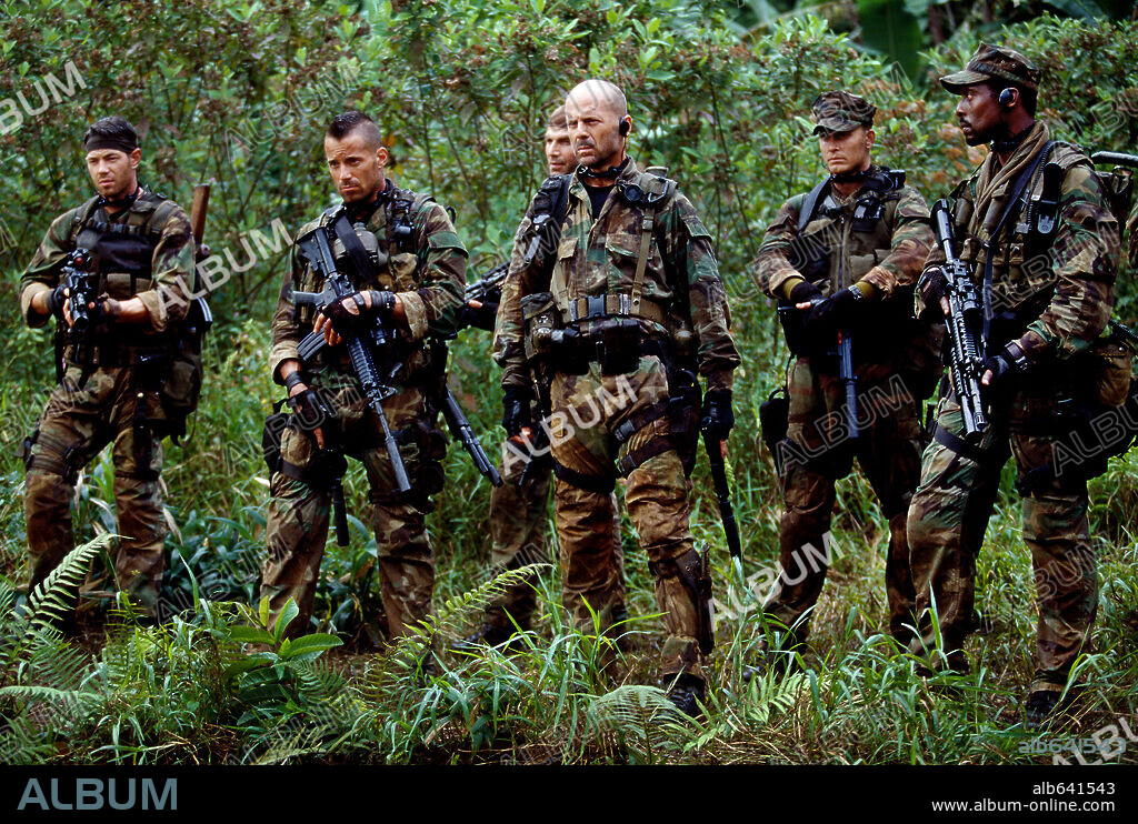 BRUCE WILLIS, COLE HAUSER, EAMONN WALKER, JOHNNY MESSNER, NICK CHINLUND and PAUL FRANCIS in TEARS OF THE SUN, 2003, directed by ANTOINE FUQUA. Copyright COLUMBIA PICTURES / MASI, FRANK.
