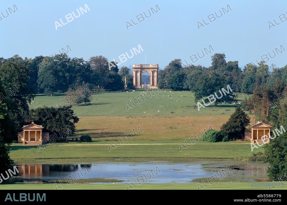 Stowe Landscape Gardens, Buckinghamshire. (Great Britain). View from the Stowe House towards the pavillions at the lake and the Corinthian Arch. Photo, undated, by Florian Monheim.