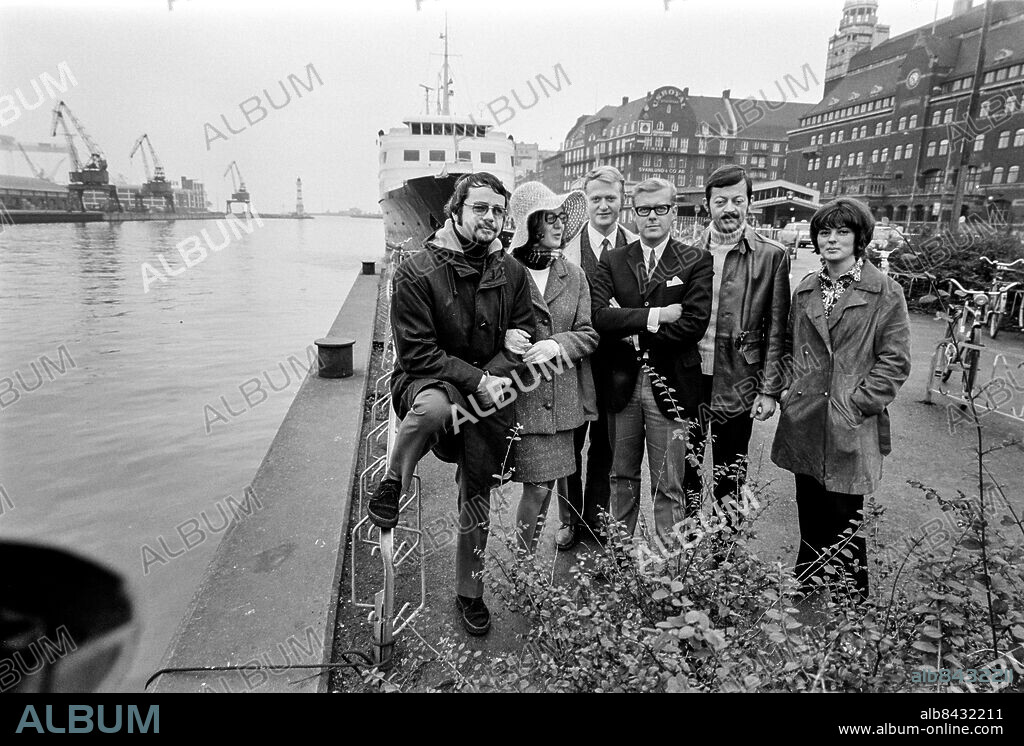 MALMÖ 1970-10-18.. SYDNYTT. Inför premiären av ett nytt regionalt nyhetsprogram som ska starta måndagen 2/11 1970 i TV2.. Här ses en del av Sydnytts redaktion: frv Christer Åhström (nyhetsuppläsare), Agneta Iderot (redaktionen), Nils Ingvar Lundin (reporter, inlånad från nyhetsredaktionen), Bo Sigheden (nyhetsuppläsare), Jaak Saving (redaktionen), samt Marianne Söderberg (nyhetsuppläsare).. Foto: Bo-Aje Mellin / RiR / SVT / Kod: 5600. Liknande bild och reportage publ. i RiR 45/70 sid. 18-19.. RiR 19956 sv/v neg  . Journalister.