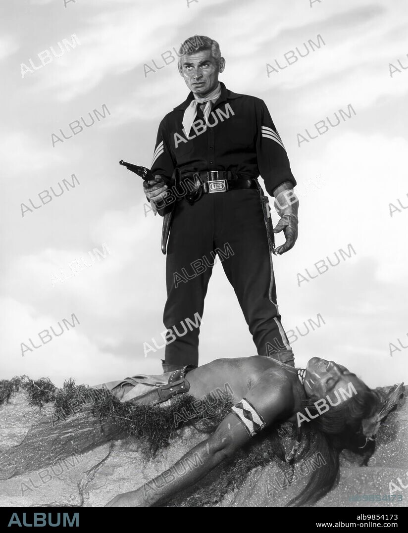 JEFF CHANDLER en LAS COLUMNAS DEL CIELO, 1956 (PILLARS OF THE SKY), dirigida por ALAN MARSHALL. Copyright UNIVERSAL PICTURES.