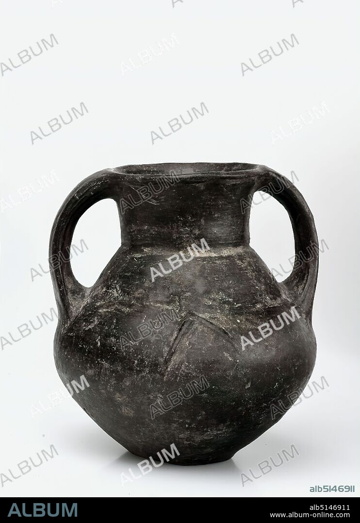 Biconical amphora, Donation of Prof. Ulrich Mack, Hamburg, clay, hand-modeled, fired, clay, hand-formed, Total: Height: 14.5 cm; Diameter: 13.3 cm (12.3-13.3); Diameter: 13.5 cm (with handles), ceramic, The small-format vessel with two handles is an amphora. Its shape with the domed body and neck is called biconical. On the lower vault of the vessel there is a plastic triangle open at the bottom.