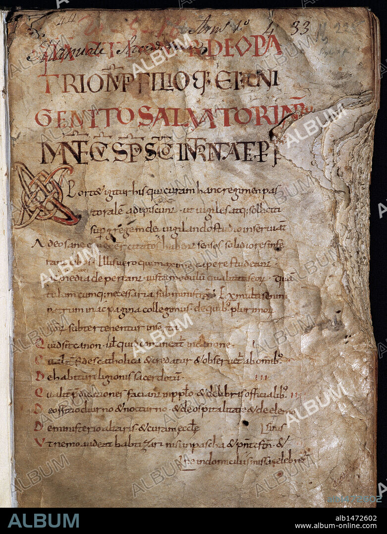 "CODEX MISCELLANEUS". Obra escrita en el s. XI en LETRA CAROLINGIA. Inicial románico-bizantina en el Folio 1. Manuscrito nº 228. Biblioteca Universidad de Barcelona. Cataluña.