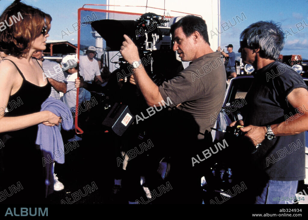 JOHN MCTIERNAN, PIERCE BROSNAN and RENE RUSSO in THE THOMAS CROWN AFFAIR, 1999, directed by JOHN MCTIERNAN. Copyright UNITED ARITSTS.
