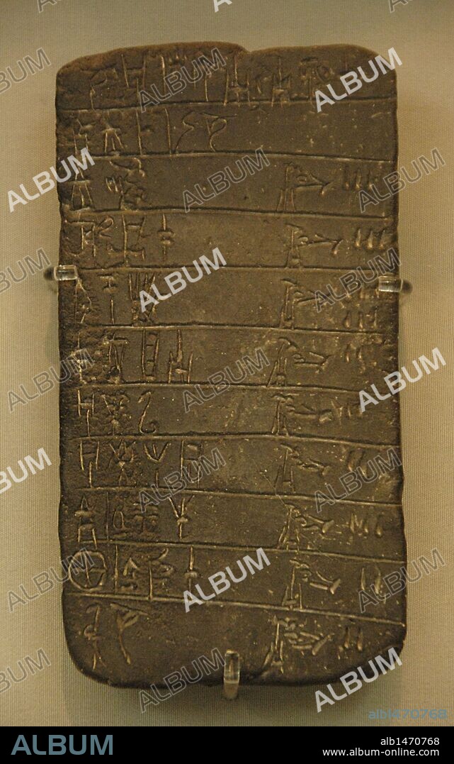 ARTE MICENICO. GRECIA. TABLILLA DE ARCILLA con inscripciones en escritura micénica LINEAL B. Reproduce una forma más antigua de la lengua griega, el dialecto micénico, descifrado por Ventis y Chadwick. Museo Arqueológico Nacional. Atenas. Grecia.