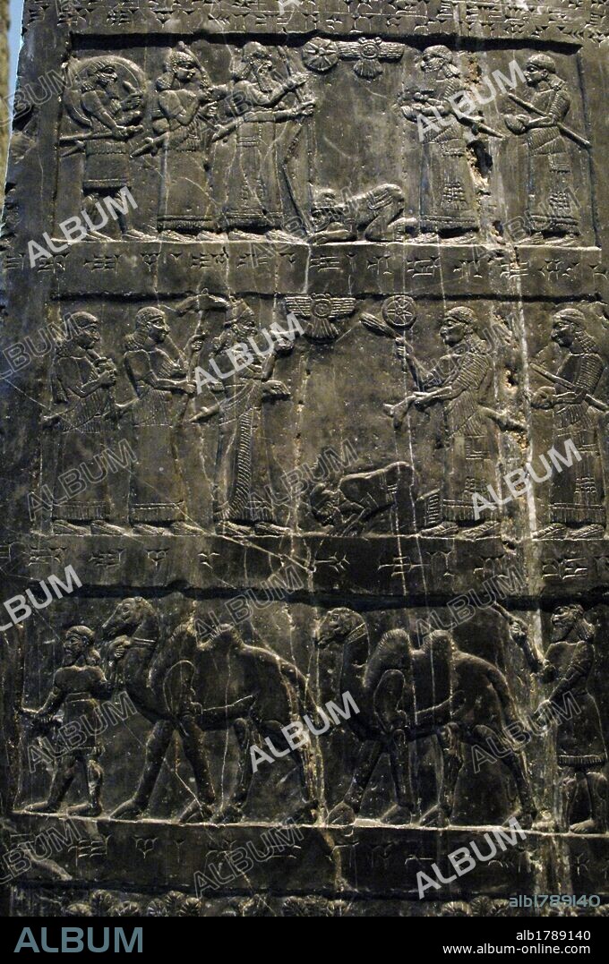 ARTE MESOPOTAMICO-ASIRIO. OBELISCO NEGRO DE SALMANASAR o SALMANESER III (859-824 a. C.). Realizado en piedra caliza nega consta de cuatro caras. Fue descubierto por Layard en 1846 en Nimrud y está fechado hacia el año 827 a. C. Con una altura de 2 m., cada una de sus cuatro caras muestra, en relieve, escenas de campañas militares y la obtención de tributos. Detalle que representa al REY DE ISRAEL JEHU ARRODILLADO ANTE EL MONARCA SALMANASAR III, SEGUIDO DE SU SEQUITO, QUIEN OFRECE UNA VASIJA AL DIOS ASHSHUR REPRESENTADO CON LA FIGURA DE UN AGUILA JUNTO A ISTHAR, IDENTIFICADA CON EL PLANETA VENUS. Museo Británico. Londres. Inglaterra. Reino Unido.