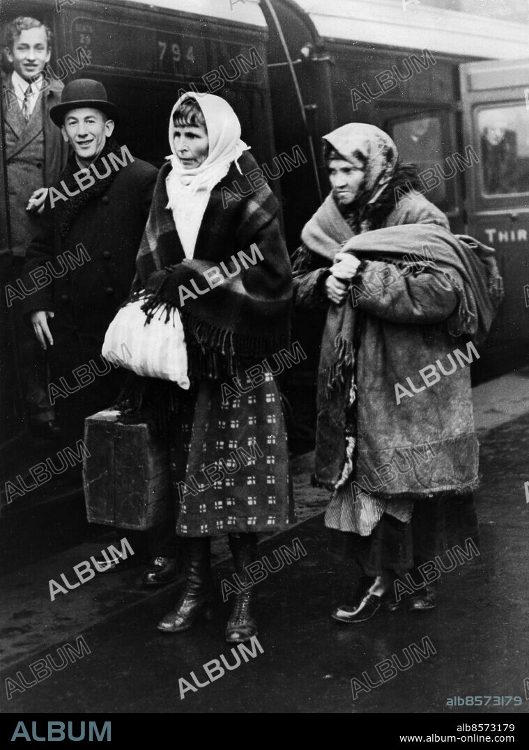 Orig. bildtext... RUSSIAN EMIGRANTS LEAVE ENGLAND FOR AMERICA. 26.11.30 After waiting for many years in England's Ellis Island at Southampton, a few Russian emigrants have at last received permission to go to the United States under the quota system. O.P.S. Two picturesque Russian peasant women photographed at Waterloo Station, enroute for America today. Anm. Kvotflyktingar Emigration Invandring till USA Foto: Keystone / AB Text & Bilder / SVT / Kod:5600 Mapp: Emigranter från Ryssland 32A sites: SOVJETUNIONEN*;LONDON;STORBRITANNIEN. Bilden får endast användas i programpresenterande sammanhang. Fotografens namn, Sveriges Television samt programmets titel skall alltid anges.