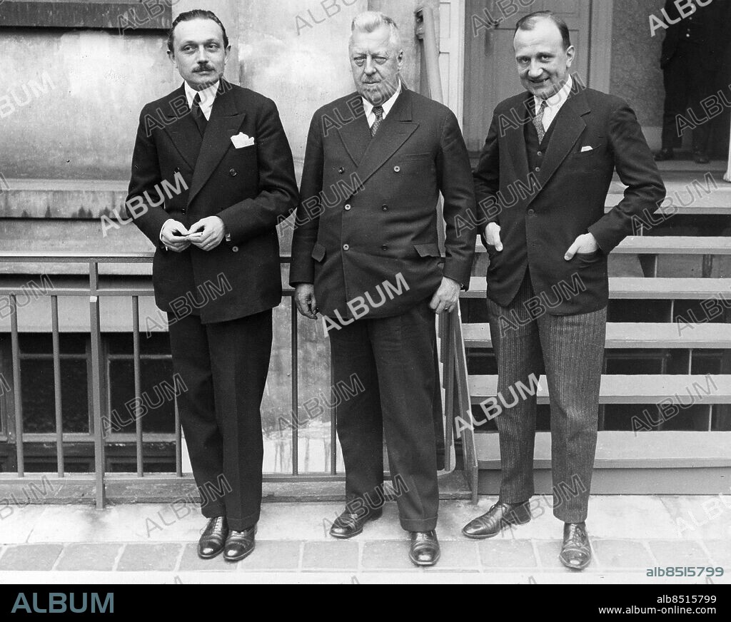 FRANKRIKE PARIS 1931-1932. Orig. bildtext... Dr. Hugo Eckener holds consultations with French aviation officials about the project to establish a Paris airport for Zeppelins in the proposed trans-Atlantic service. He is here seen outside the Air Ministry where he studied the project with M. Dumesnil, French Air Minister. (Left to right) M. Chaunie, Director of Civil Aviation, Dr. Eckener, and Herr Clodius, Councellor of the German Embassy. Foto: Acme Newspictures / AB Text & Bilder / SVT / Kod: 5600 Mapp: Eckener, Hugo Gruppbilder 1932- 3 H Eckener, 1868-1954, tysk luftskeppsbyggare C A Clodius, 1877-1952, tysk diplomat Trio Handen i fickan persons: HUGO ECKENER;CARL AUGUST CLODIUS sites: FRANKRIKE;PARIS;TYSKLAND* PhotoDate:193?-??-??.