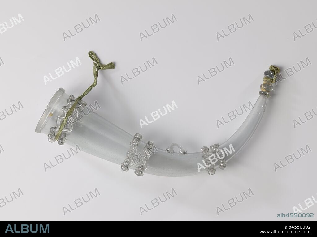 Drinking horn, Smooth, curved, widening tube, the broad side trimmed with a glass wire, the narrow side ending in a disk and a double knob. On the body two double and one triple corrugated glass wire and two eyes, along the top edge and on the double button remnants of gilding., anonymous, Nederlanden, c. 1590 - c. 1700, glass, gilding, h 26.5 cm × d 7 cm.