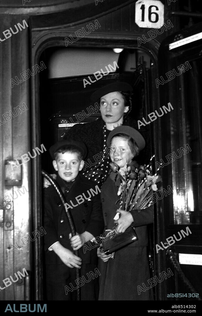 ARKIV 1934 . Zarah Leander (1907-1981), sångerska och skådespelare som fick sitt genombrott i Ernst Rolfs Revy 1929. Hon uppmärksammades för sin scenutstrålning och den mörka altrösten och gjorde stor lycka i flera Karl Gerhard-revyer. Som sångerska och skådespelare gjorde hon före och under krigsåren karriär i Österrike och Tyskland och medverkade i ett flertal filmer, vilket hon senare fick utstå kritik för. Här tillsammans med barnen Göran och Boel vid avresan till Tyskland.. Zarah Leander, Swedish actor and singer who became a filmstar in Germany during the world war II. Picture shows her with her son and daughter, Göran and Boel.. Foto: TT / Kod 1900.